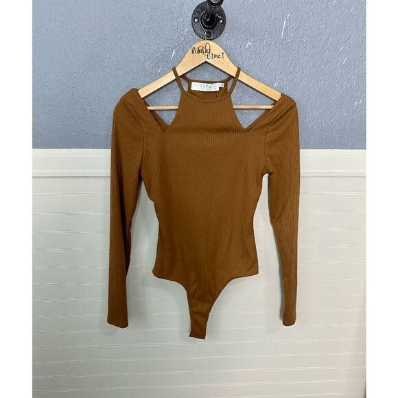 ASTR The Label Women’s Solene Shoulder Cutout Halter Bodysuit Tan - Picture 5 of 8